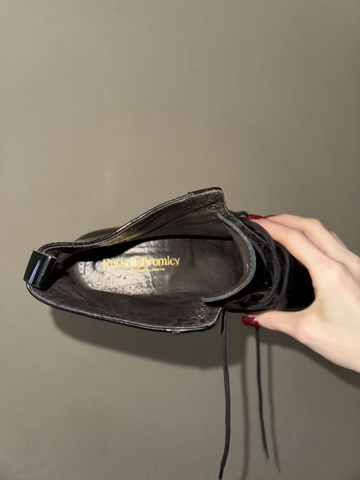 Lakierowane botki do kostki marki Russell & Bromley