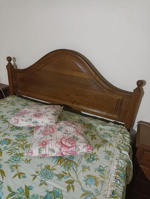 Vende se Quarto de casal estado como novo com tudo em madeira estado c