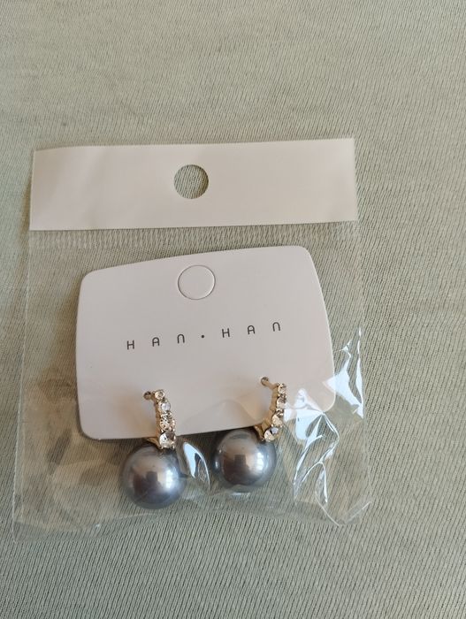 Kolczyki w kolorze złota z szarymi perłami i kryształkami