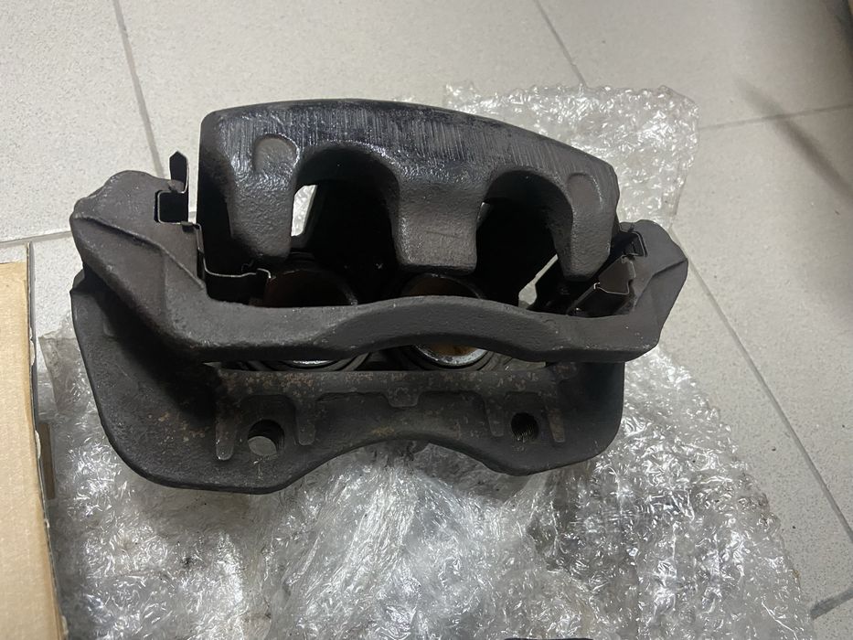 Pinças de travão Nissan D22 com suportes e oferta de pastilhas novas