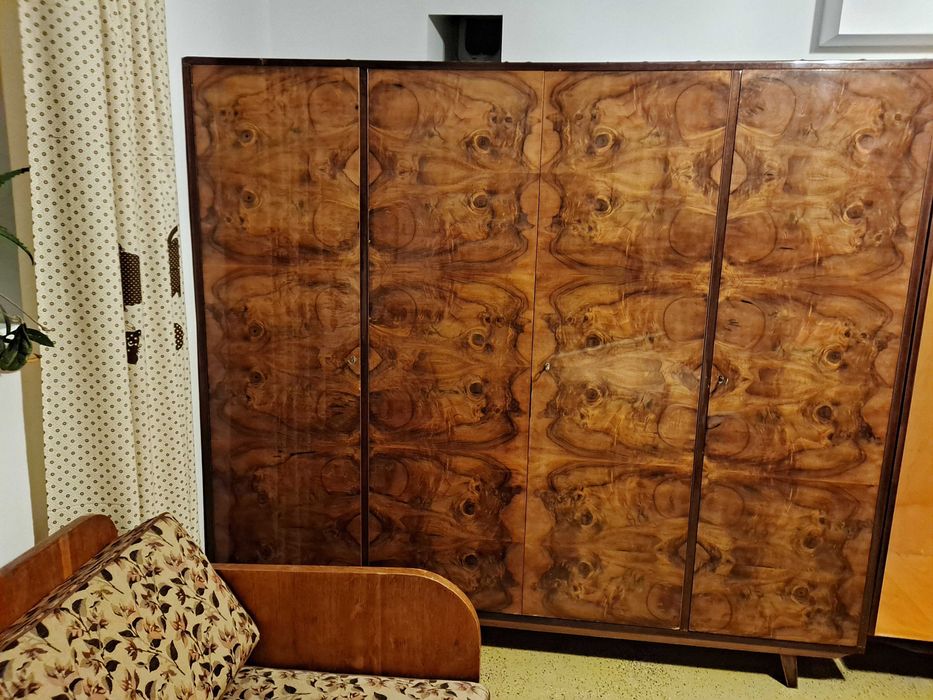 Orzech  kaukaski okleina, szafa kalwaryjska PRL 4 drzwi,  politura