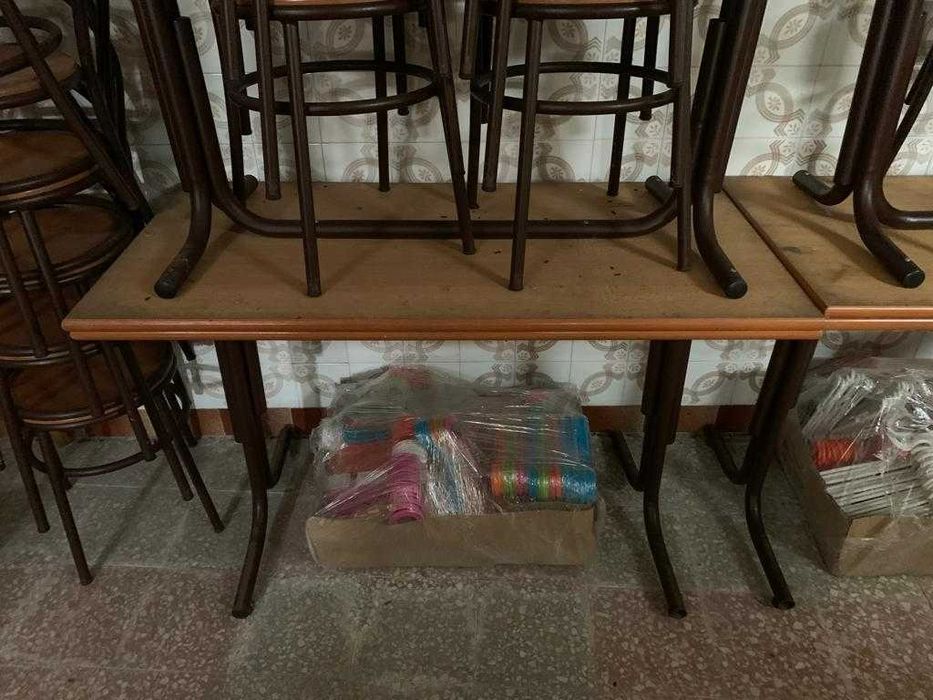 Vendo Mesas e cadeiras usadas, em ferro.