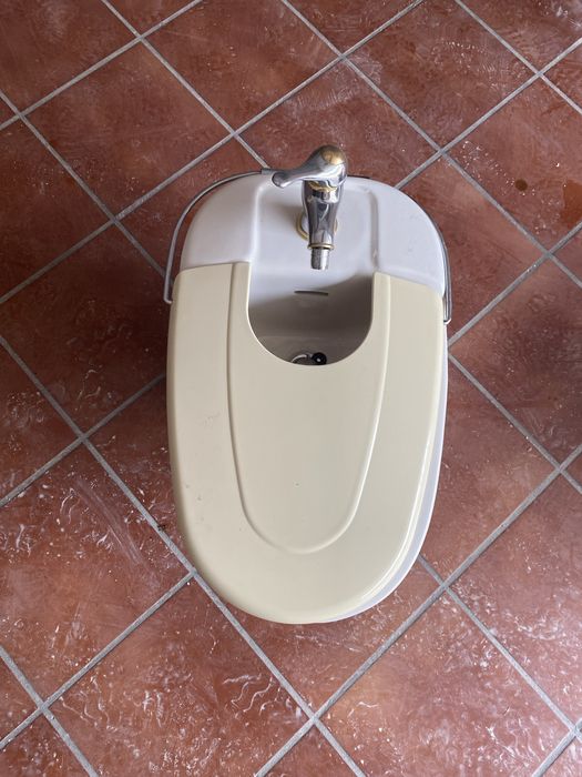 Bidé da marca Gala com torneira