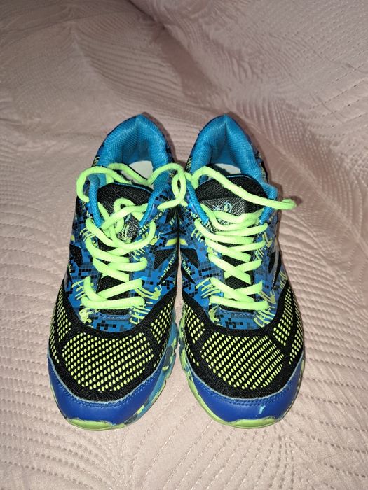 Дитячі кросівки.