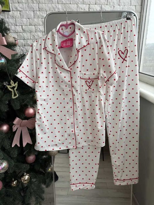 Біла жіноча піжама з червоними сердечками