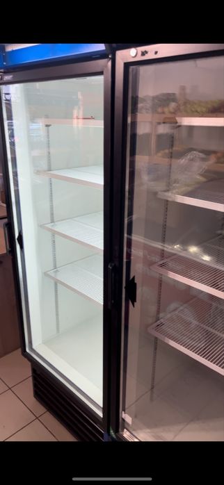 Холодильники вітрина 2 штуки
