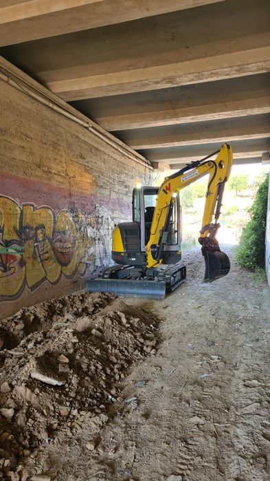 Serviços com mini giratória.