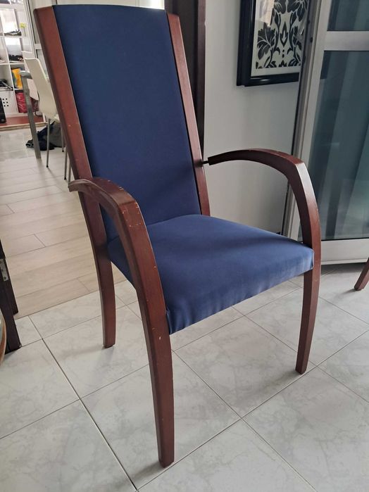 Mesa e cadeiras de jantar