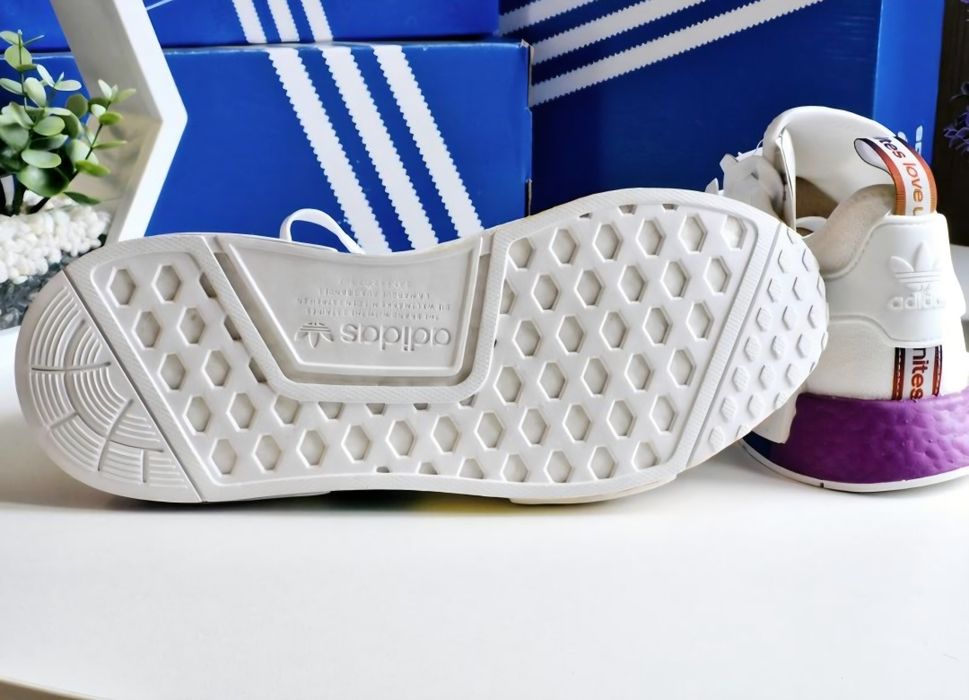 Оригінальні кросівки Adidas NMD_R1 PRIDE