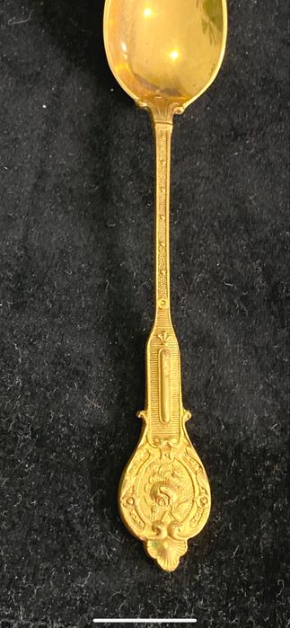 Colheres de metal dourado