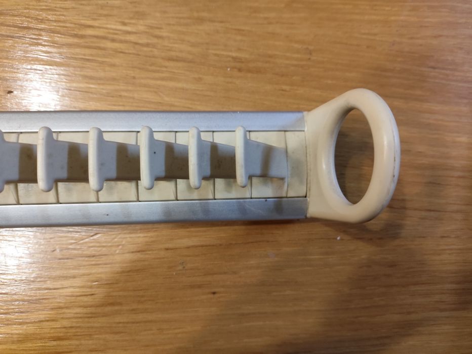 Cabide para pendurar gravatas.