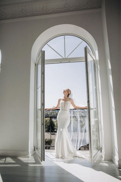 Весільна сукня зі шлейфом.