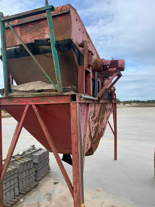 Przesiewacz wibracyjny stacjonarny 1-pokładowy 1630x6300 mm | Silnik