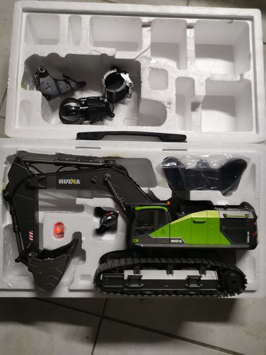 Máquina escavadora RC HUINA 1593 1:14 pá metálica 2,4GHZ.