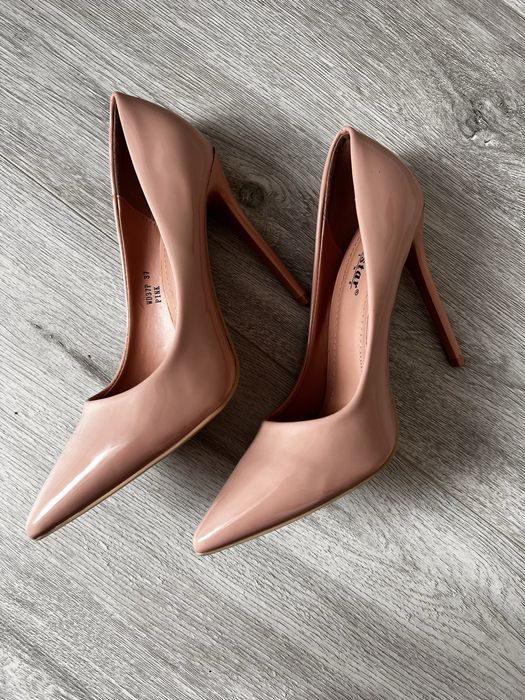 Бежеві лодочки.