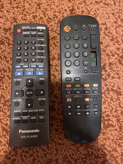 Dwa piloty do telewizora - Panasonic