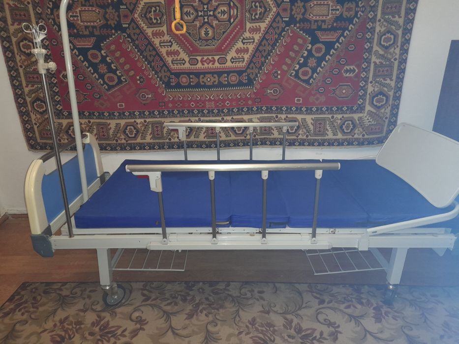 Кровать медицинская.