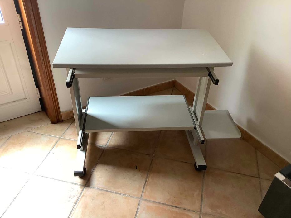 Mesa de metal para computadores, etc. Prateleiras deslizantes.