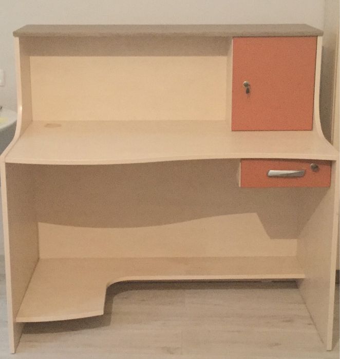 Стіл письмовий майже новий