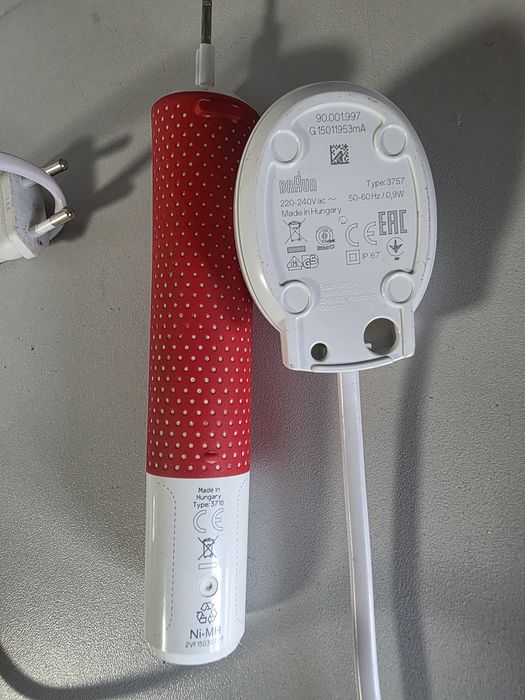 Продам электрическую зубную щётку Oral-B Braun (Не заряжается)