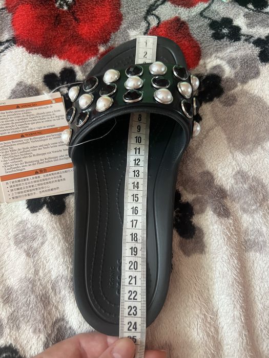 нові шльопанці Crocs