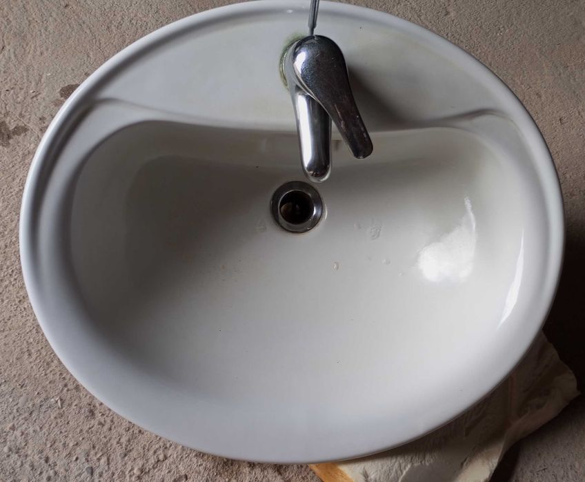 Lavatório Sanitana Luso de encastrar com torneira - Excelente estado
