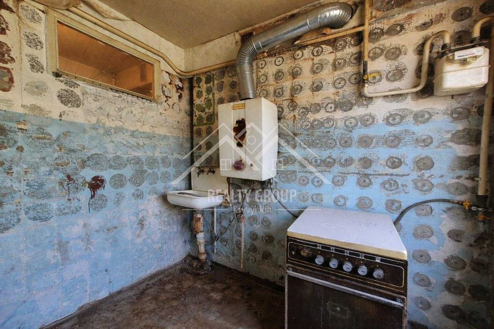 Продаж “брежнівки” 2к квартири по вул. Харитонова