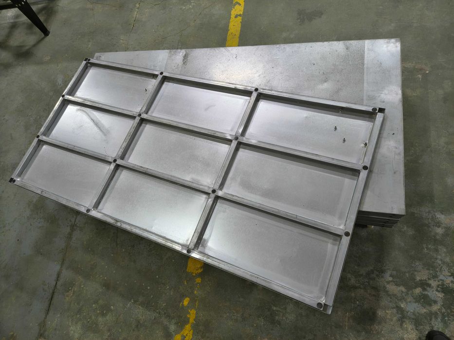 8 Paineis em chapa de aço com estrutura tubular para estante ou piso de suporte, acabamento galvanizado.