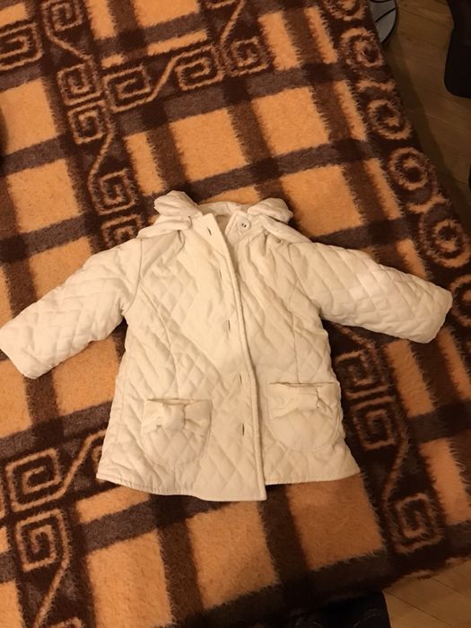 Продам красивую молочного цвета демисезонную курточку Tutto Picollo
