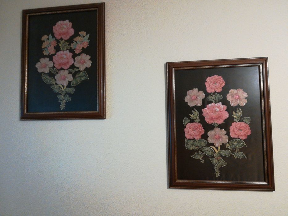 2 Quadros antigos bordados a cera