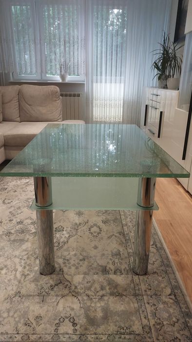 Ława z blatem szklanym.