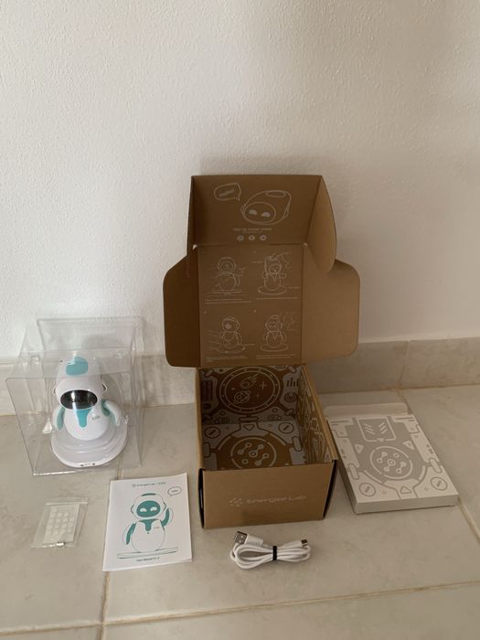Robot Eilik brincar