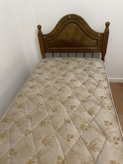Cama solteiro de madeira maciça com colchão