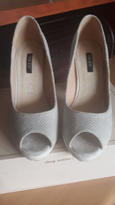 Buty na słupku j.szare