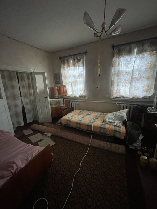 Добротна садиба , індивідуальне опалення , велика ділянка