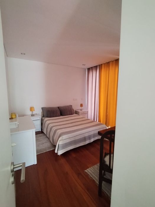 Quarto com varanda para duas pessoas.