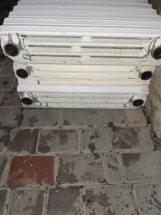 Продам чугуніе радияторі Чехія 2 по 6 1 по 7 19 секцій по 400 г за сек