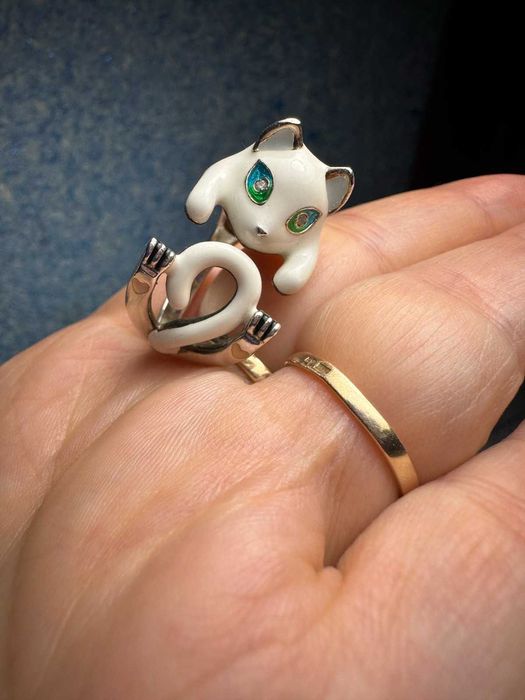 Обручка срібна з білою керамікою