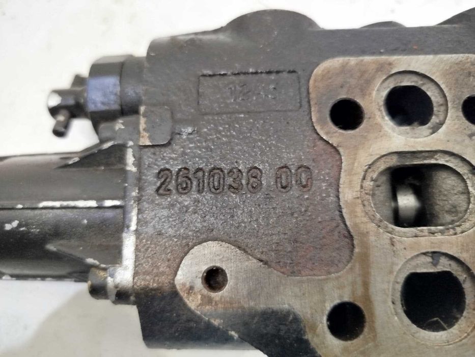 Sekcja rozdzielacza blok hydrauliczny Massey Ferguson Claas 261038.00