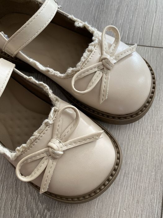 Шкіряні туфлі для дівчинки