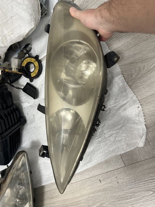 Передние фары Peugeot 307