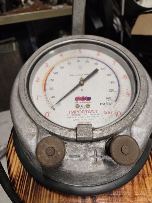 Antiga máquina de encher pneus