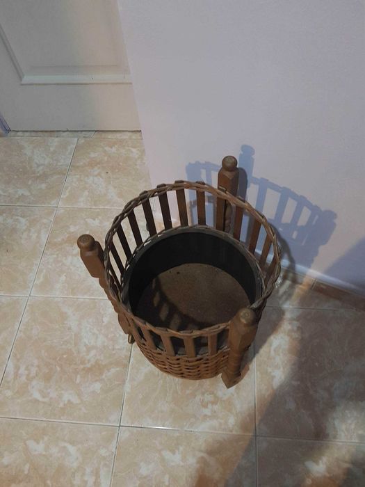 Caixa de Costura com 3 pernas em Vime anos 70