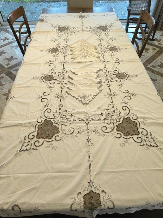 Toalha bordada com guardanapos