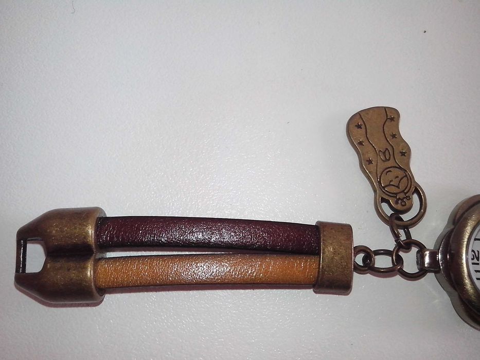 Relógio original. Aço e cabedal. Artesanato. Novo