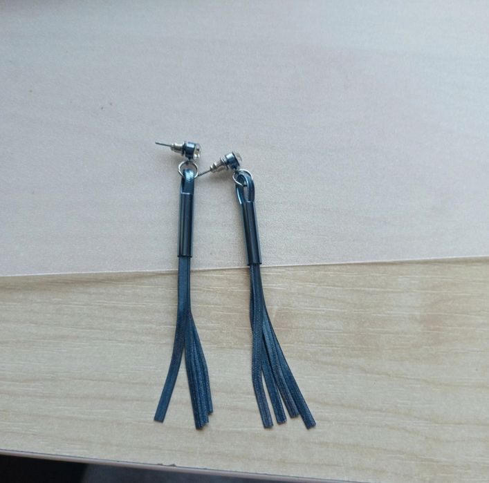 wiszące metaliczne niebieskie kolczyki z cyrkonią