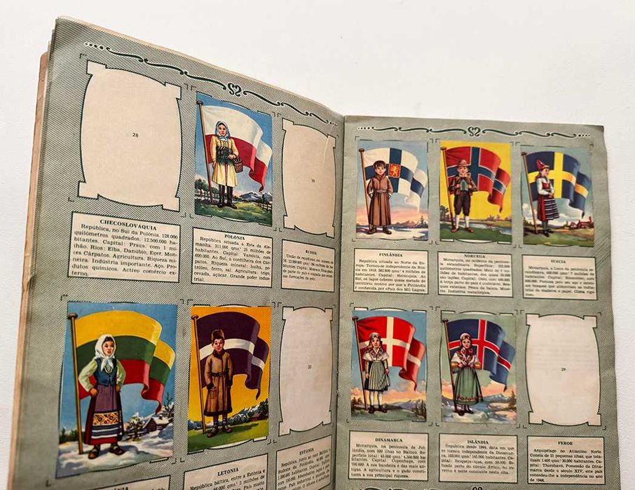 2 cadernetas de cromos antigas.