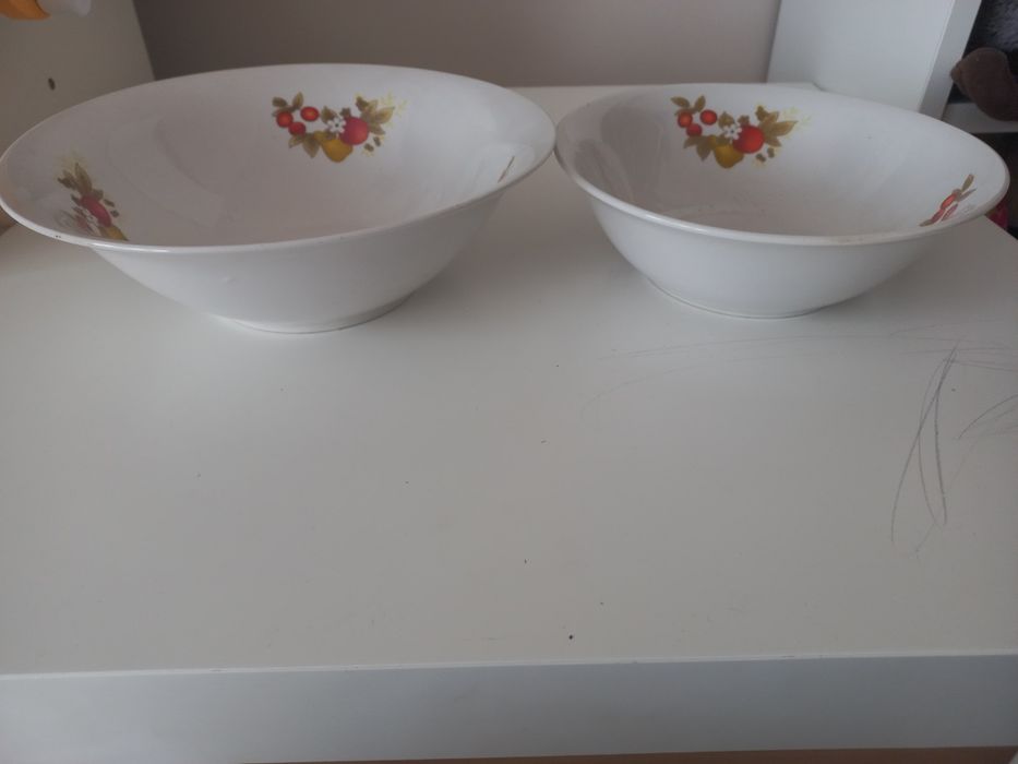 Dwie białe miski z owocowym wzorem
