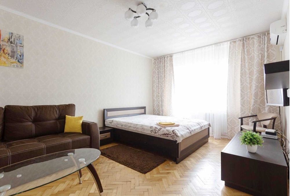 Тихий центр, Печерськ // Лавра.