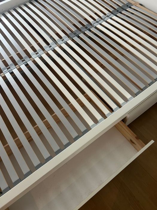 Cama casal com gavetões e estrado.